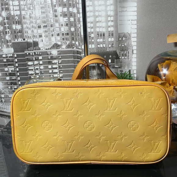 Authentic Louis Vuitton Vernis Shoulder Bag - Picture 15 of 17